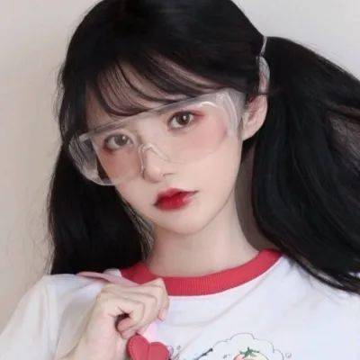 后边的评委嘴角压不住了